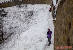 大墙下的摄影人