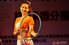玩铁环的姑娘