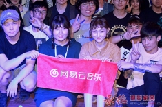 与观众合影、签名