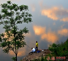 夕阳垂钓