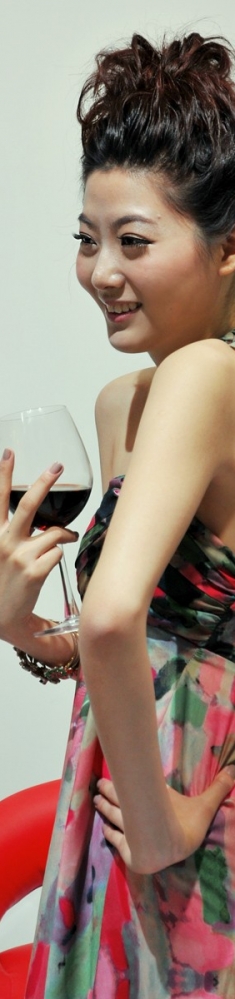 执红酒杯的靓女