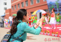 六一儿童节妈妈为我拍照