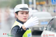 有了她们，混乱的交通不再拥堵。