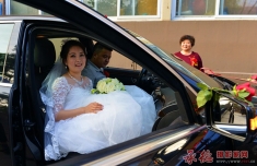 妈妈送女儿出嫁
