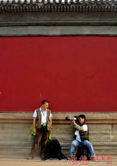 《  红  墙  下  》