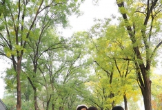 为医学院的大学生们拍纪念照