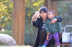 别动，咱们合个影