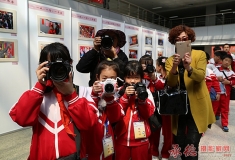 读书主题摄影站开幕式上