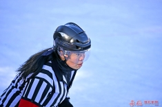 冰球裁判员---注视