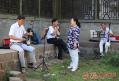 山庄响起歌声