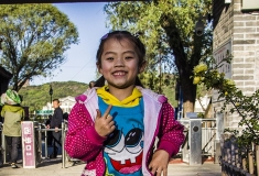 闯进镜头的小女孩