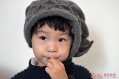 虽然我戴着姥姥的帽子但我是男孩儿