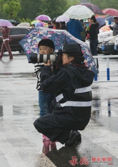 我给妈妈打雨伞