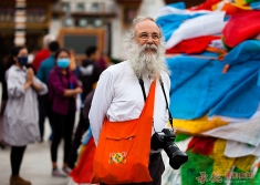 大昭寺外扫街扫到的外国摄影人