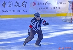 冰球裁判员---紧紧跟踪