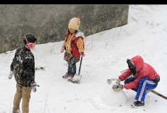 【堆雪人儿的孩子】