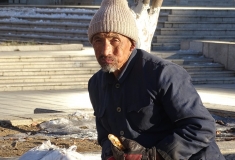 祈盼——最需要救助的人群。摄于兴隆县兴隆县中心广场。