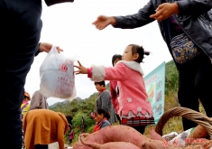 帮着大人做买卖...