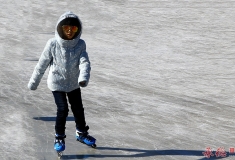 组图 — 快乐的滑冰场