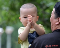 人像抓拍；祖孙