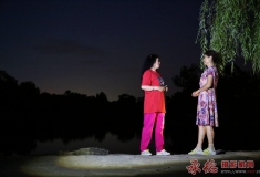 山庄夜晚话家常