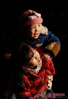 俩姐弟  看戏去