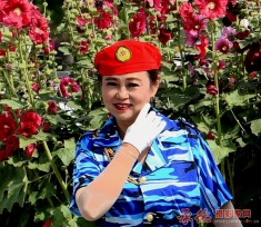 媲美