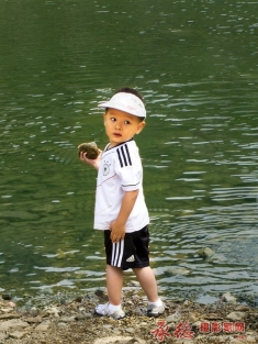 有位宝宝，在水一方。。。