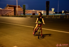 天安门前骑行女孩儿