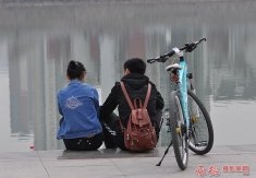 情侣的背影