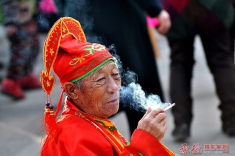 扭完秧歌抽支烟