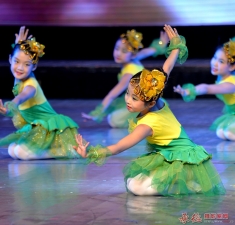 演出中的舞蹈小演员三幅