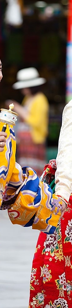 大昭寺广场上走来的一对新婚夫妇