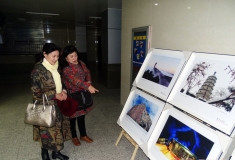 参观摄影大赛展出