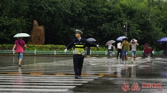 雨中执勤