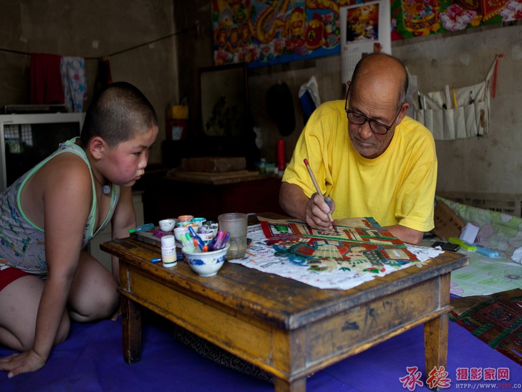 优秀奖 我看爷爷刻皮影  摄影：董健