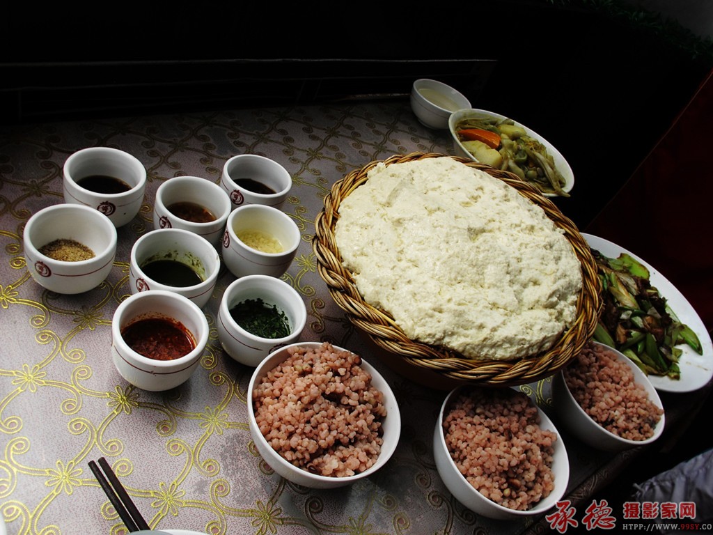 入选作品：高粱米饭懒豆腐  摄影：张向志