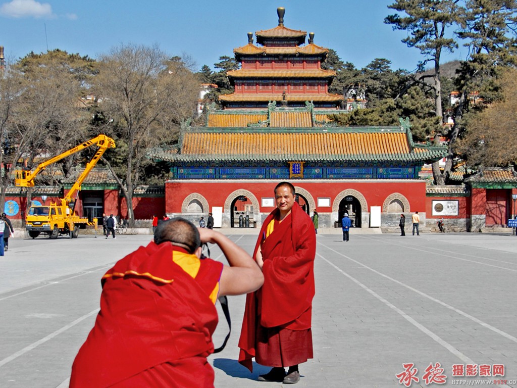 入选作品：大佛寺前留个影  摄影：吕永芹