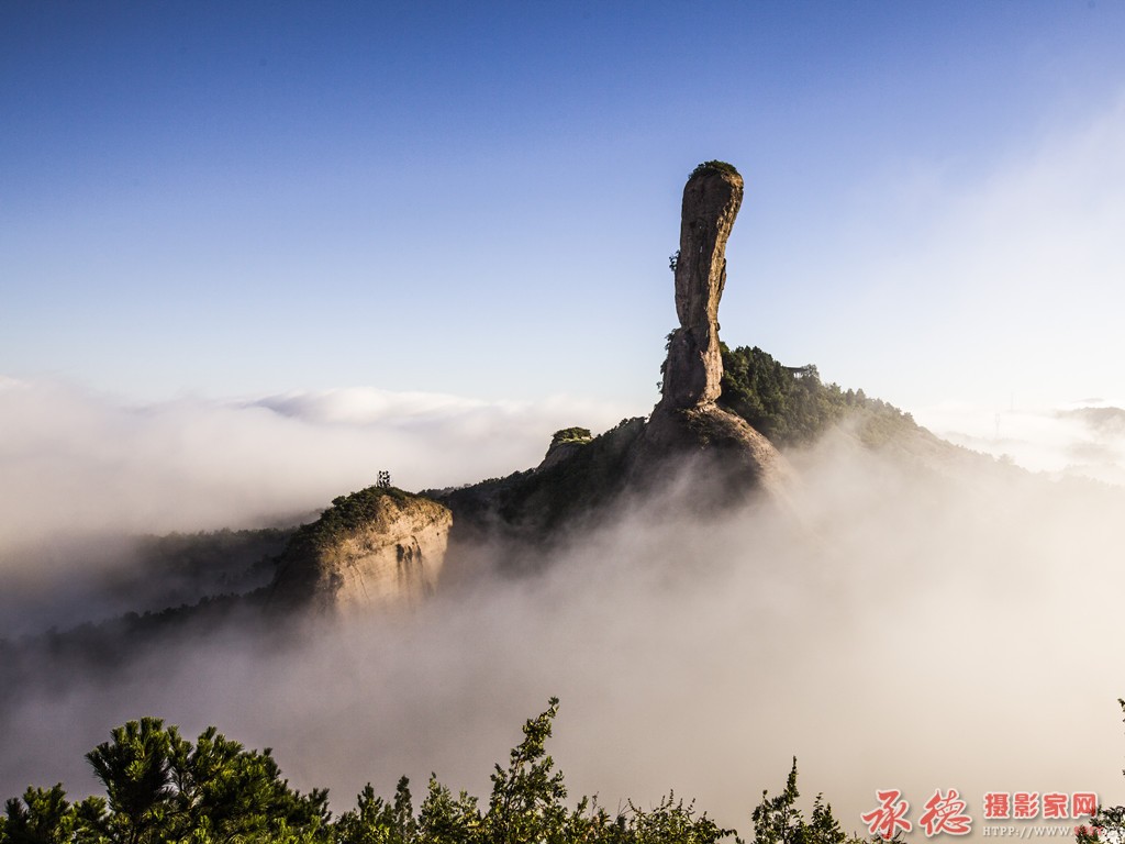 二等奖《冲出云海》 摄影：王海琦