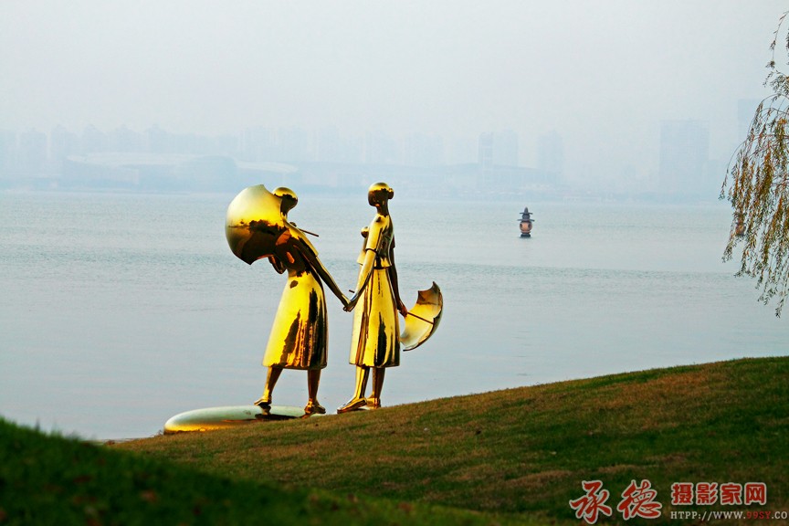 4 金鸡湖畔的铜雕--