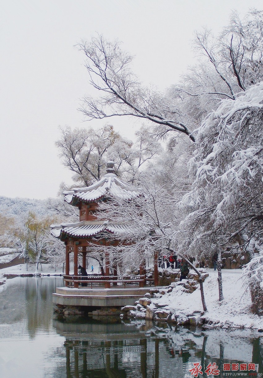 100_9118《山庄雪景》