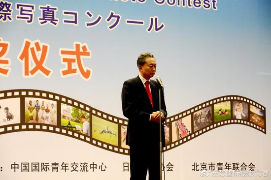 颁奖仪式现场,日本前首相鸠山由纪夫先生致辞